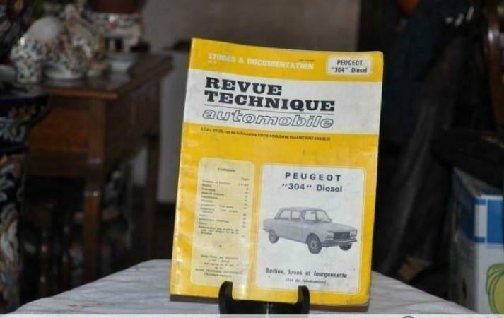 § revue technique automobile peugeot 304 diesel, Ophalen of Verzenden