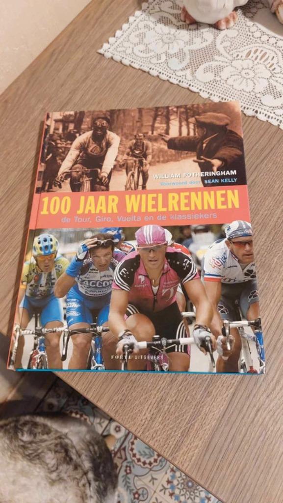 100 Jaar wielrennen. De Tour, Giro, Vuelta en klassiekers, Livres, Livres de sport, Comme neuf, Course à pied et Cyclisme, Envoi