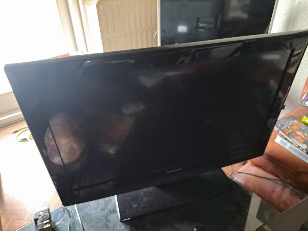 Samsung 82 pouces avec télècommande universelle faire offre., Enlèvement, Comme neuf, Samsung