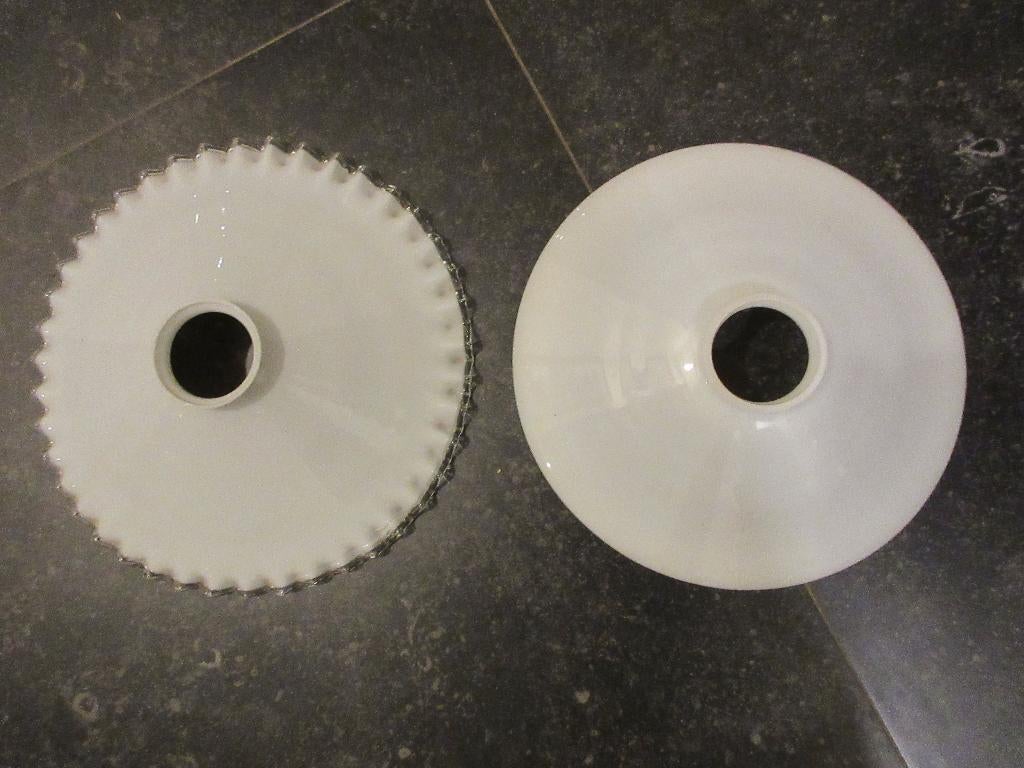 2 assiettes blanches en opaline vintage antique éclairage, Antiquités & Art, Enlèvement