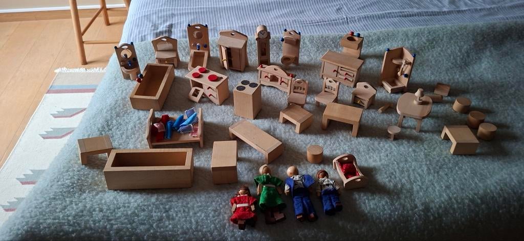 Houten  poppen slaapkamer en keukenset met 4 houten poppetje, Kinderen en Baby's, Speelgoed | Houten speelgoed, Ophalen, Zo goed als nieuw