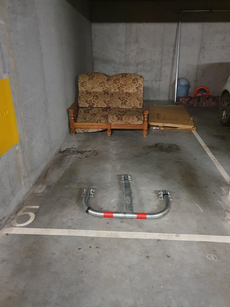 Beveiligde parkeergarage voor kleine auto's