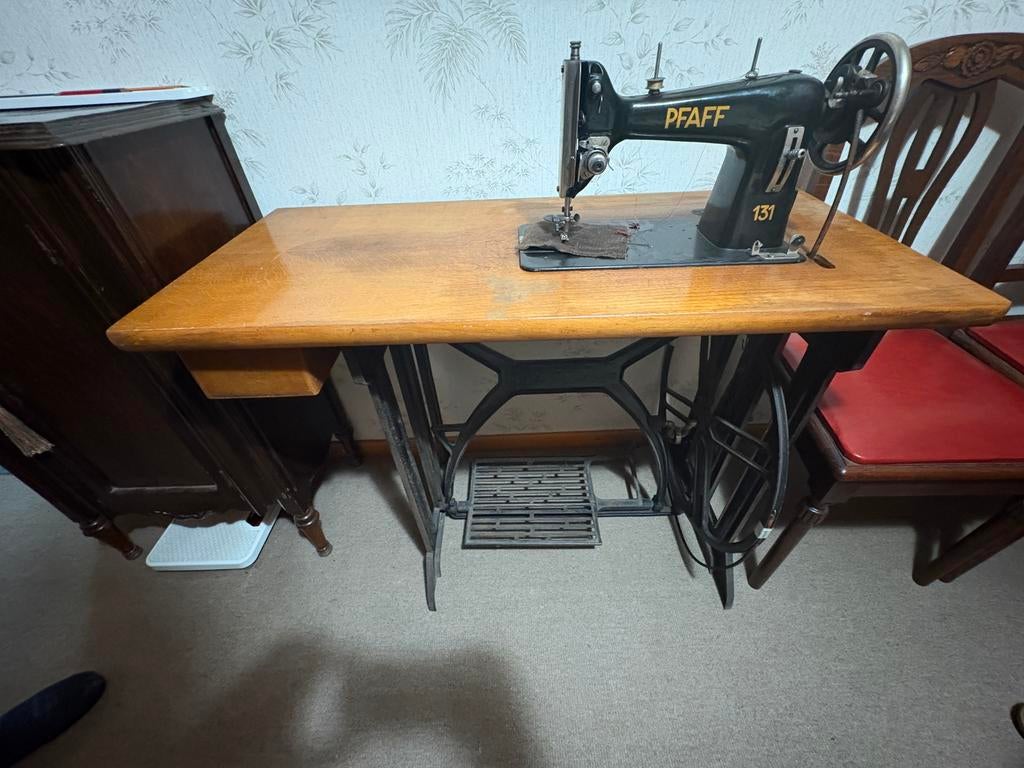 Oude naaimachine Pfaff 131 met pedaal, Ophalen