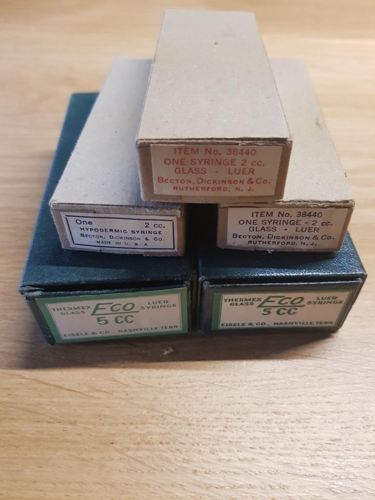 lot de 2seringue US de 5CC et 3 seringues de 2 CC ds boite, Verzamelen, Militaria | Tweede Wereldoorlog, Overige soorten, Overige typen
