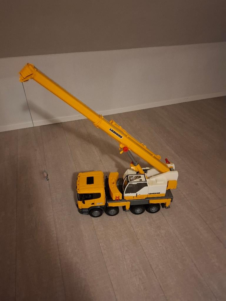 Bruder Scania Super 560R Liebherr kraanwagen, Ophalen