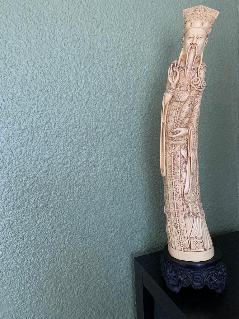 Beeld in imitatie-ivoor van chinese wijze / geleerde, Ophalen