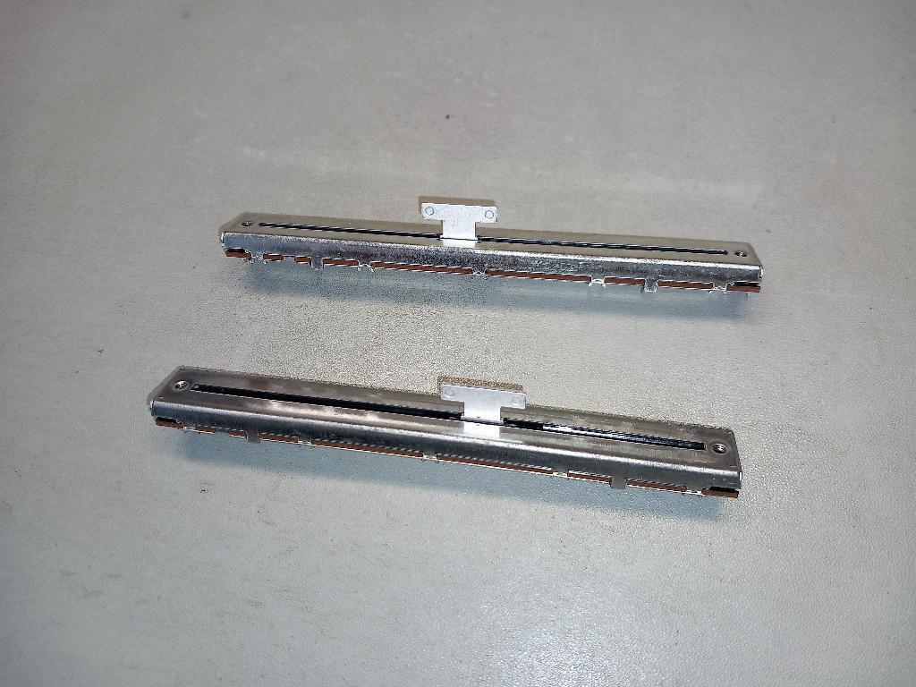 2 faders neufs pour console soundcraft spirit, Muziek en Instrumenten, Mengpanelen, Nieuw, 10 tot 20 kanalen, Ophalen of Verzenden