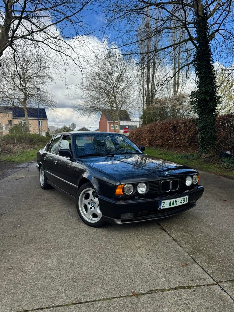 BMW M5 3.6i Oldtimer, Autos, Argent ou Gris, 4 portes, Boîte manuelle, Noir