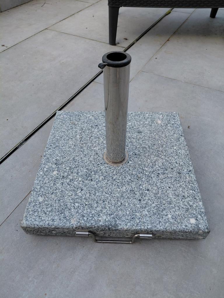 Granieten parasolvoet van 35kg met wieltjes., Tuin en Terras, Ophalen, Parasolvoet