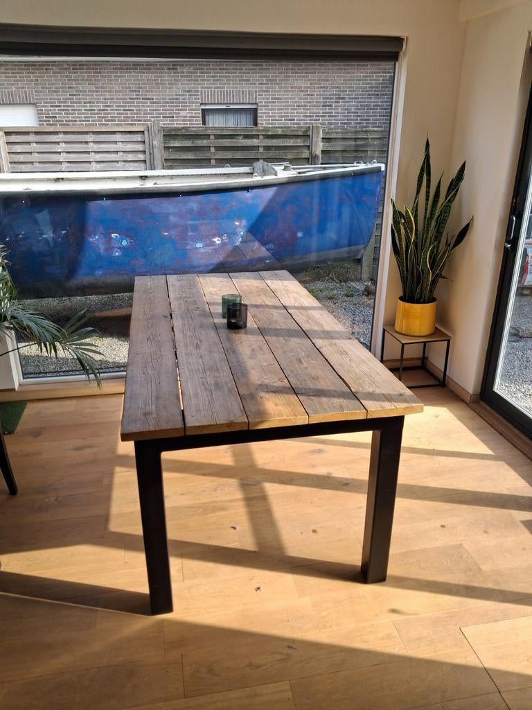 Eettafel, Enlèvement