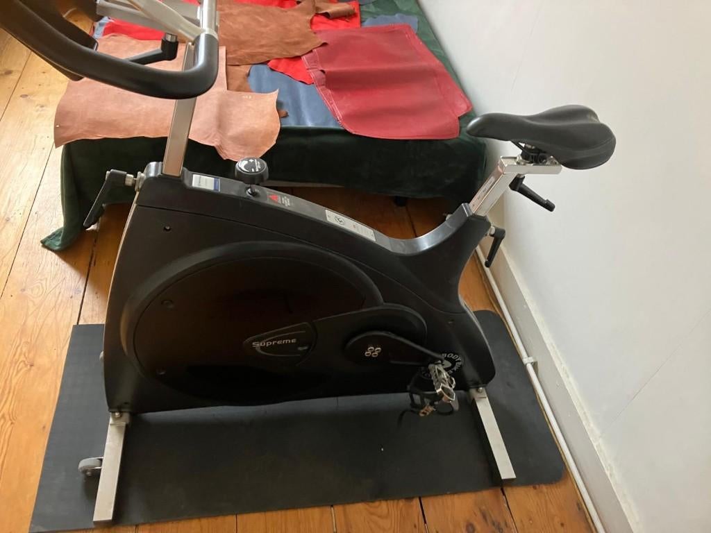 SPINNING BIKE, Sport en Fitness, Ophalen, Zo goed als nieuw, Spinningfiets