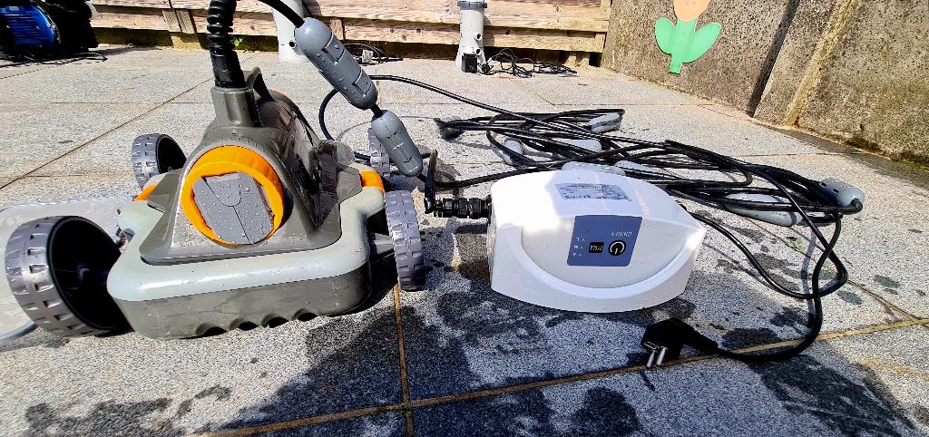 Aspirateur de piscine, Enlèvement, Comme neuf, Autres types