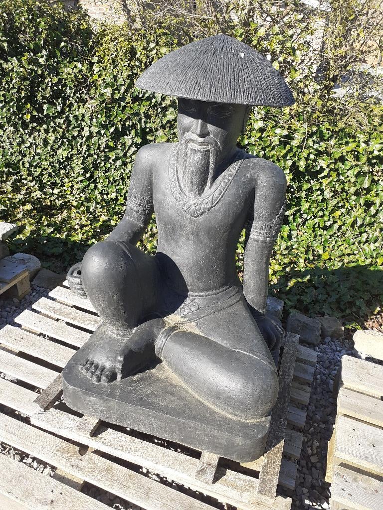 CHINESE BOER ZITTEND IN GEPATINEERDE STEEN (1,05 M), Ophalen, Nieuw, Overige materialen, Mensenbeeld