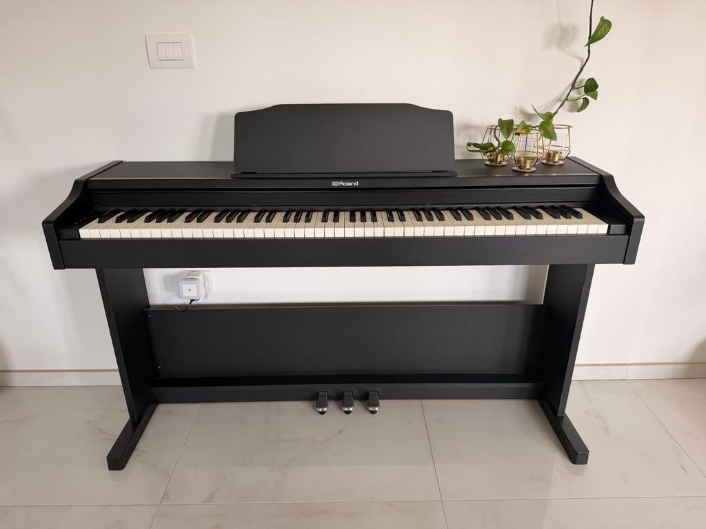 Roland RP102 digitale piano – zeer mooie staat, Muziek en Instrumenten, Piano's, Ophalen, Zo goed als nieuw, Piano