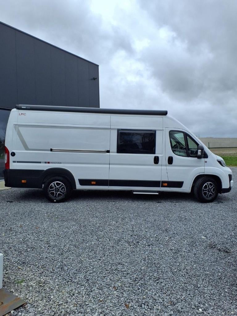 🚐✨ LMC Innovan 600 DD Editie – Automaat - Nieuw🔥, Caravans en Kamperen, Automaat, Buscamper of Camperbus, Ringverwarming, Douche