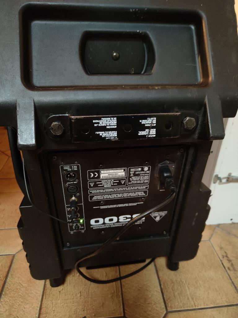 behringer met versterker, Muziek en Instrumenten, Versterkers | Bas en Gitaar, Gebruikt, Basgitaar, 100 watt of meer, Ophalen