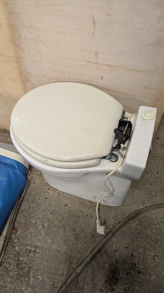 Broyeur toilet, Ophalen, Toilet