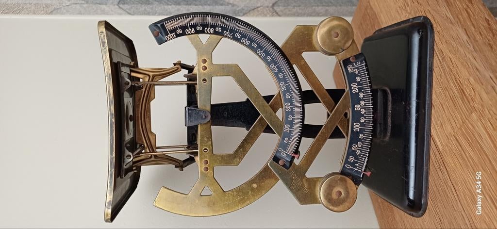 Oude metalen weegschaal  van rond 1950, Ophalen