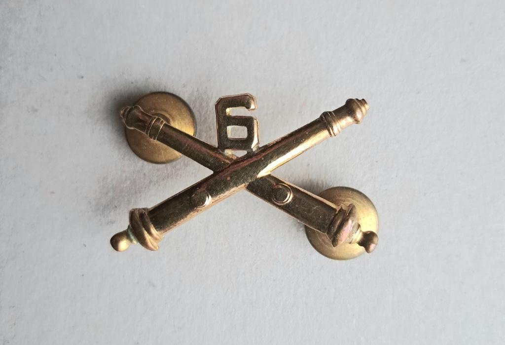OFFICIER BADGE - 6e ARTILLERIE GROEP - US WO2 ORIGINEEL, Ophalen of Verzenden, Landmacht, Embleem of Badge