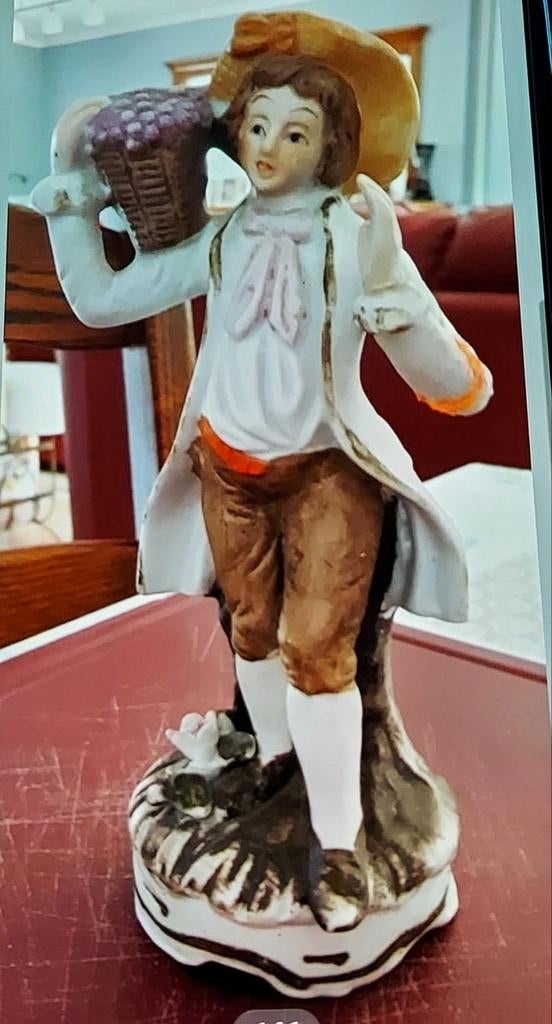 Statue en biscuit, bras un peu recollé, Enlèvement ou Envoi