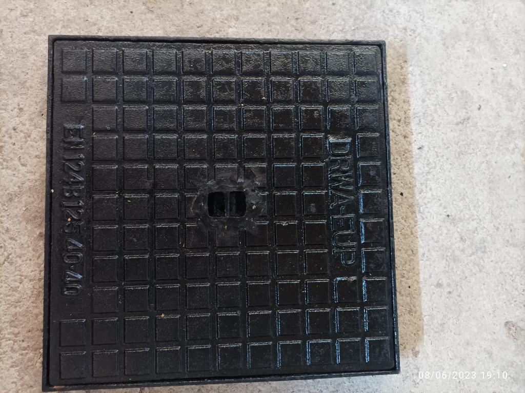 COUVERCLE EN FONTE ET ACIER - RESISTANT PASSAGE VOITURE, Bricolage & Construction, Métaux, Enlèvement, Neuf