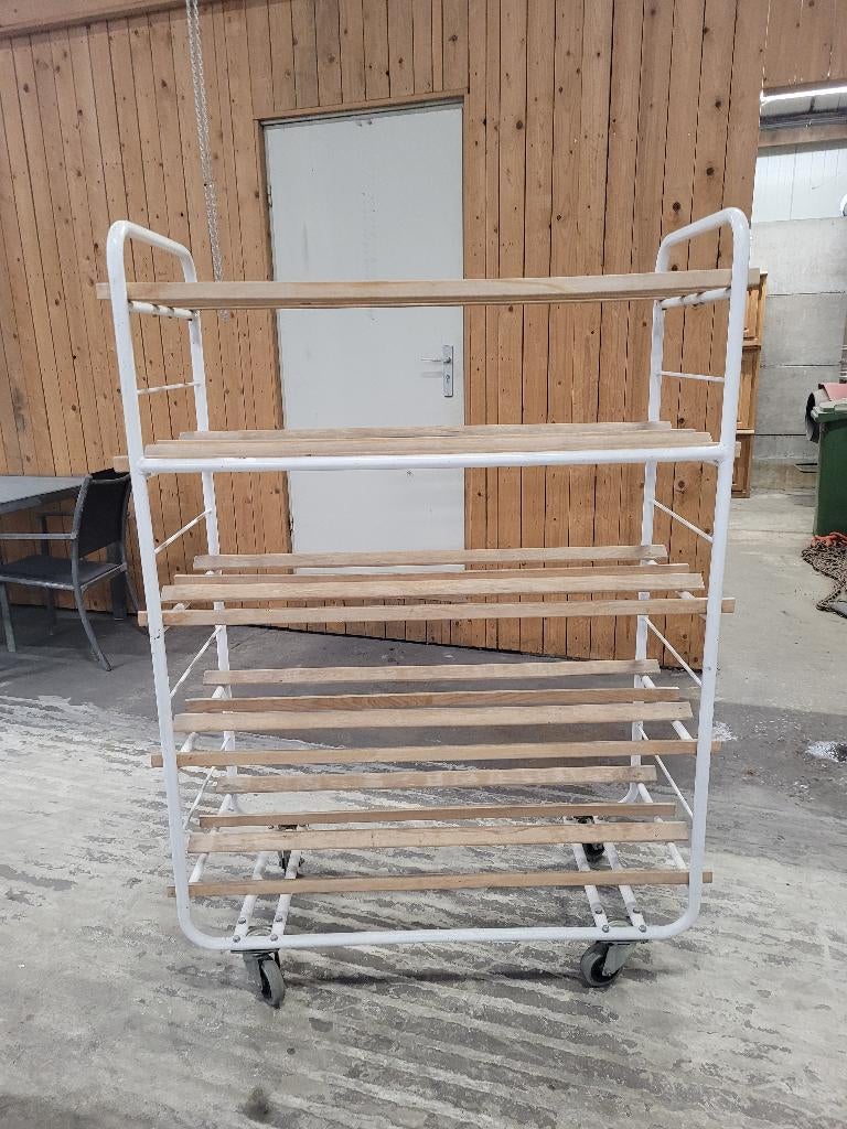 Houten broodrek, Enlèvement