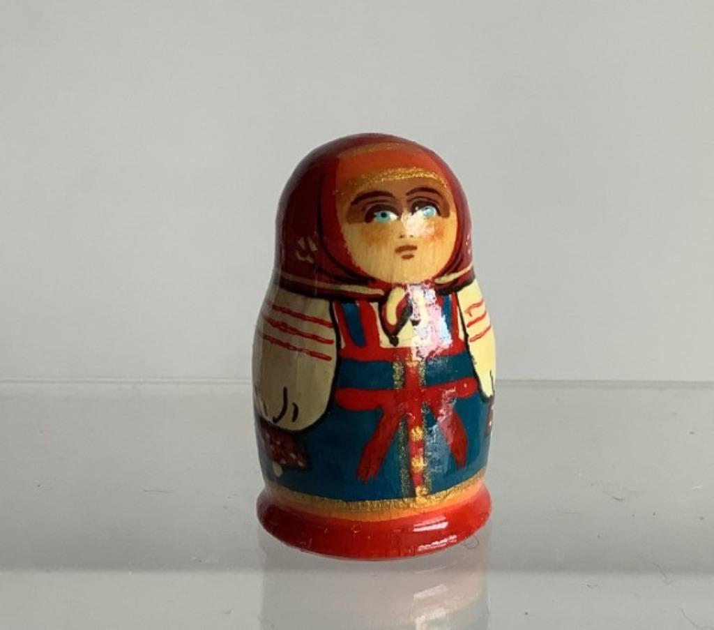 gesigneerd Matroesjka vingerhoedje, Verzamelen, Ophalen of Verzenden, Zo goed als nieuw, Overige materialen