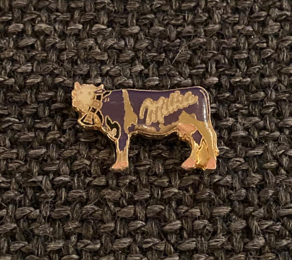 PIN - MILKA - CHOCOLADE - CHOCOLAT - KOE - VACHE - COW, Collections, Envoi, Utilisé, Marque, Insigne ou Pin's
