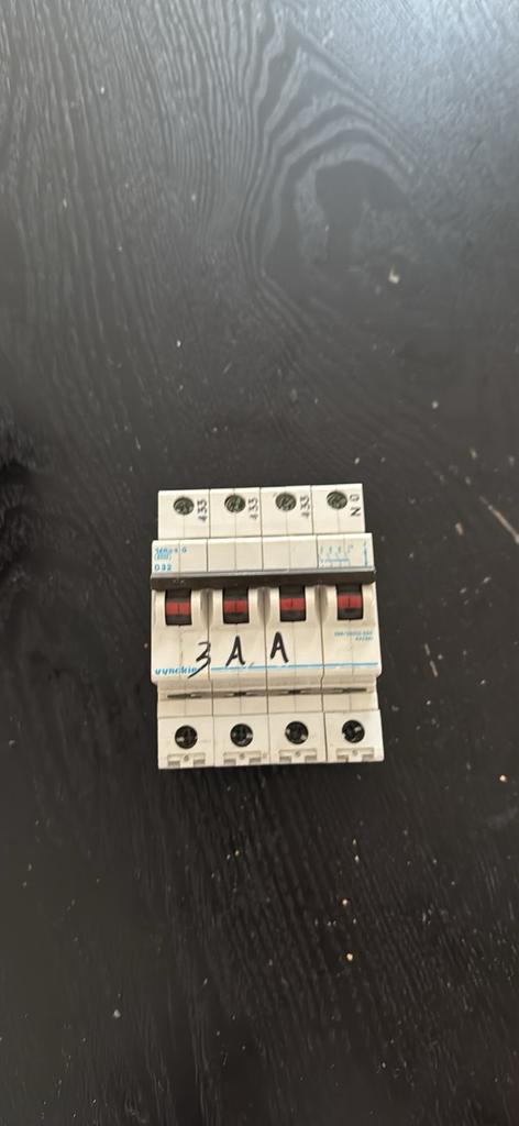 D32 automatische schakelaar 4 polen, Ophalen, Zo goed als nieuw