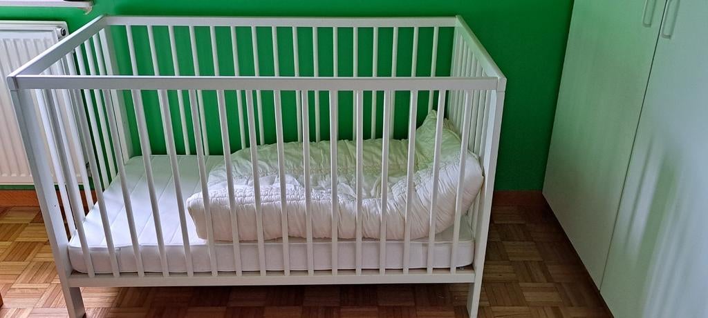 Lit bébé blanc avec accessoires., Enfants & Bébés, Berceaux & Lits, Enlèvement, Comme neuf