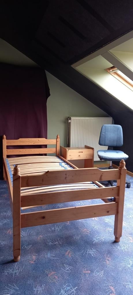 Chambre simple avec bureau et chaise, Enlèvement, Utilisé, Bois