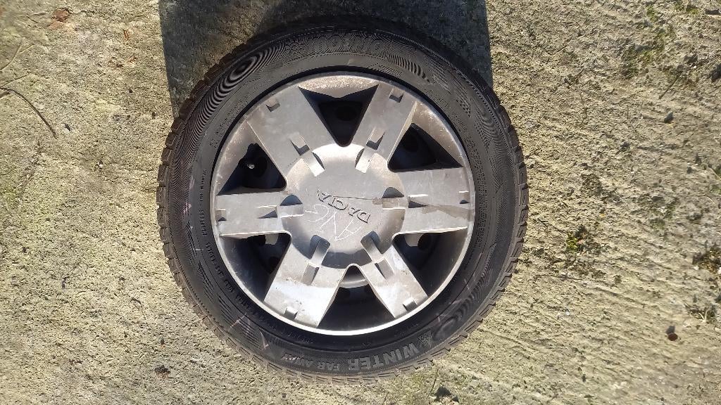 Pneu hiver dacia mcv, Autos : Pièces & Accessoires, Pneus & Jantes, Jante(s), Pneus hiver, Véhicule de tourisme, Utilisé, Enlèvement