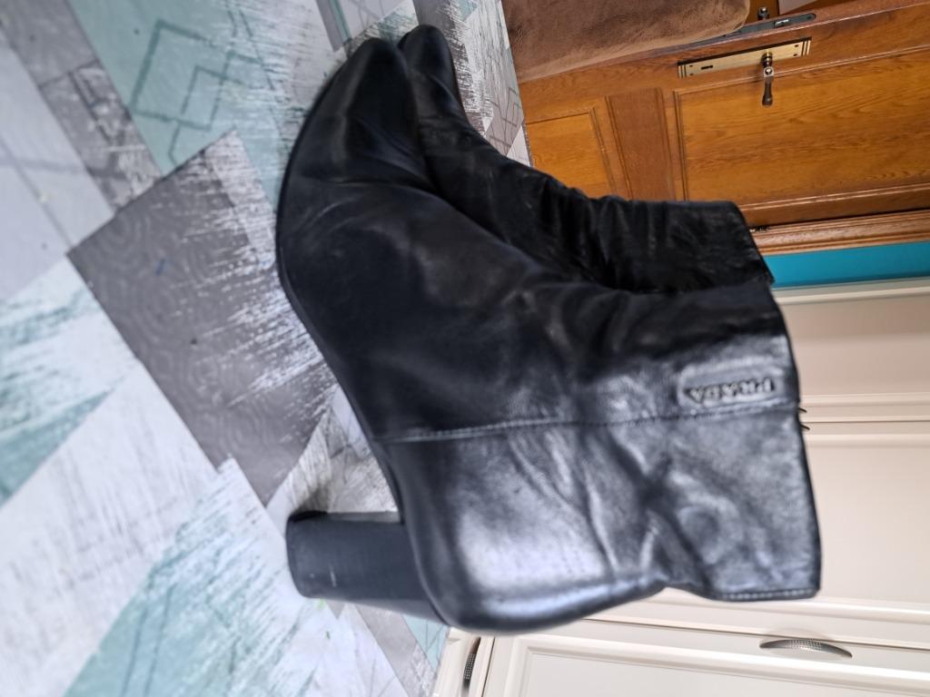 Laarzen prada, Kleding | Dames, Schoenen, Prada, Lage of Enkellaarzen, Ophalen of Verzenden, Zo goed als nieuw