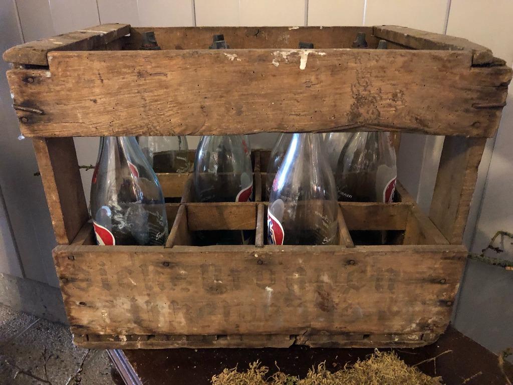 Houten krat met 8 flessen en 6 vintage glazen, Verzamelen, Glas en Drinkglazen, Gebruikt, Frisdrankglas, Ophalen