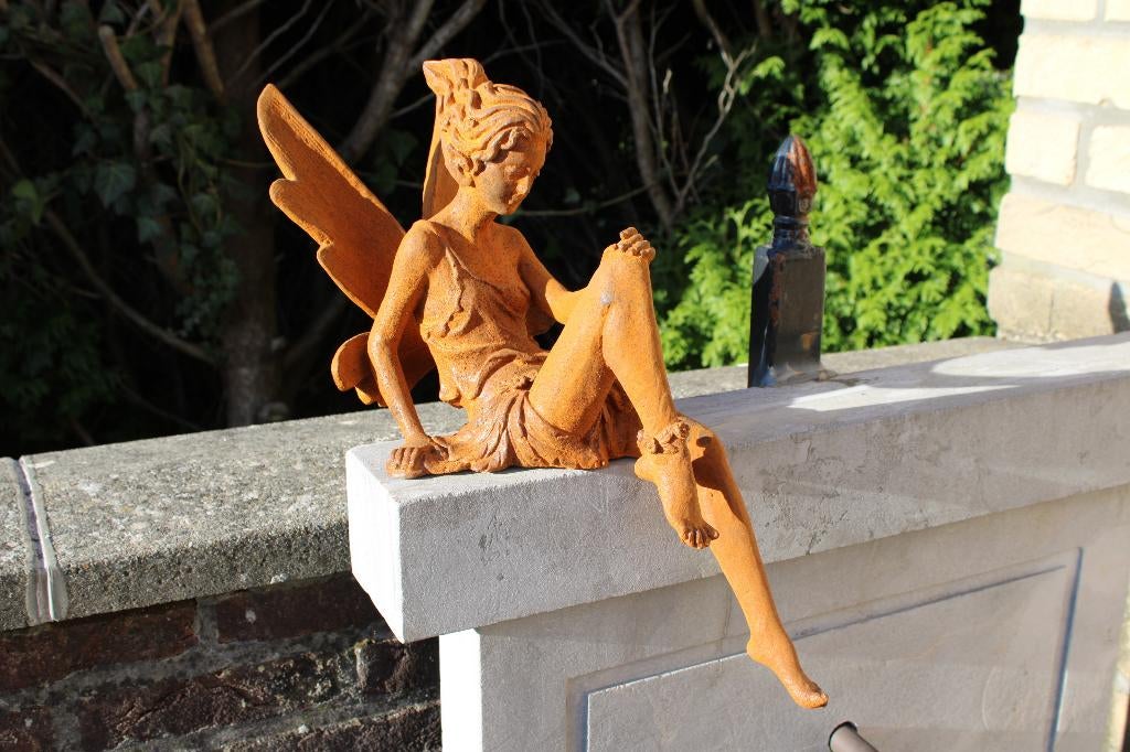 Roestig gietijzeren beeld van een zittende elf., Tuin en Terras, Ophalen of Verzenden, Nieuw