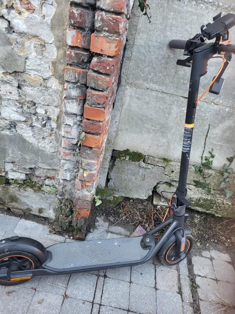 Ninebot f40i met pinkers LEKKE BAND EN GEEN OPLADER BIJ, Ophalen, Zo goed als nieuw