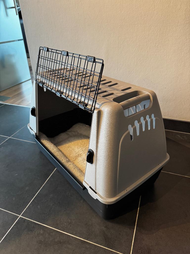 Stevige bench hond of kat (incl. zacht kussen), Dieren en Toebehoren, Hondenbenches, Ophalen, Gebruikt