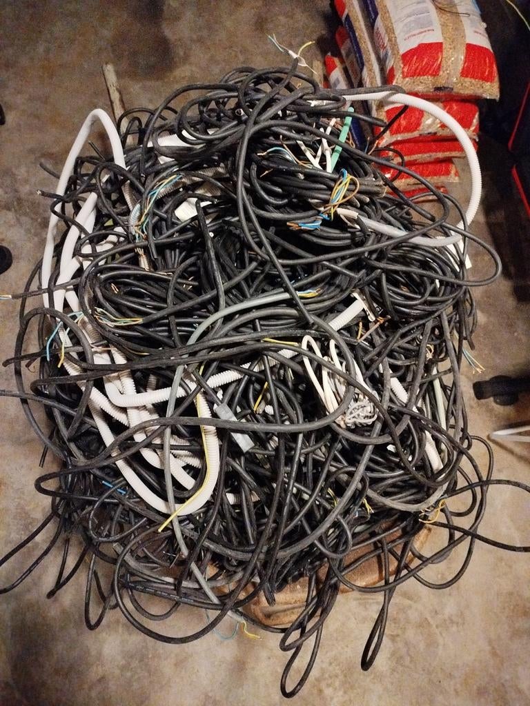 Je récupère vieux câble électrique, vieux cuivre, vieux plom, Bricolage & Construction, Métaux, Enlèvement, Plomb