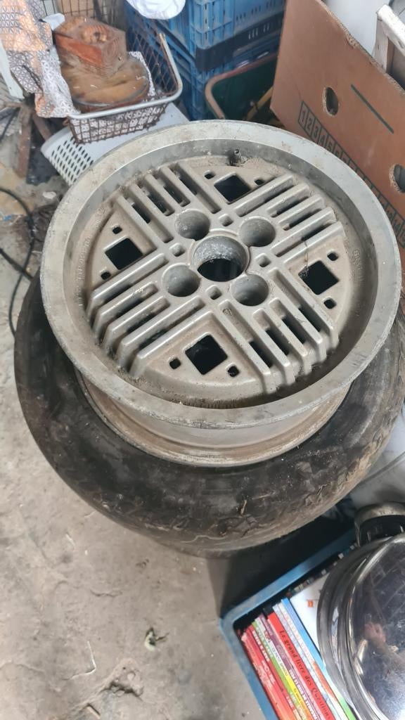 Ancienne, jantes en aluminium MOMO Italy, Enlèvement