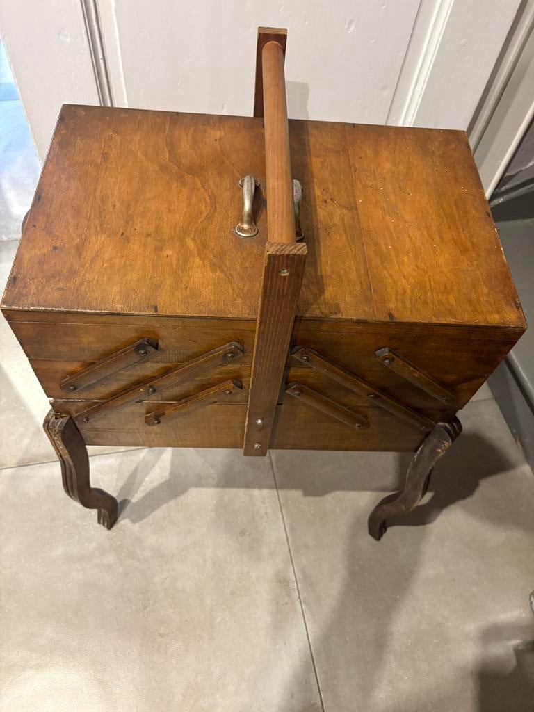 Oude naaidoos (84/43/79 cm), Ophalen