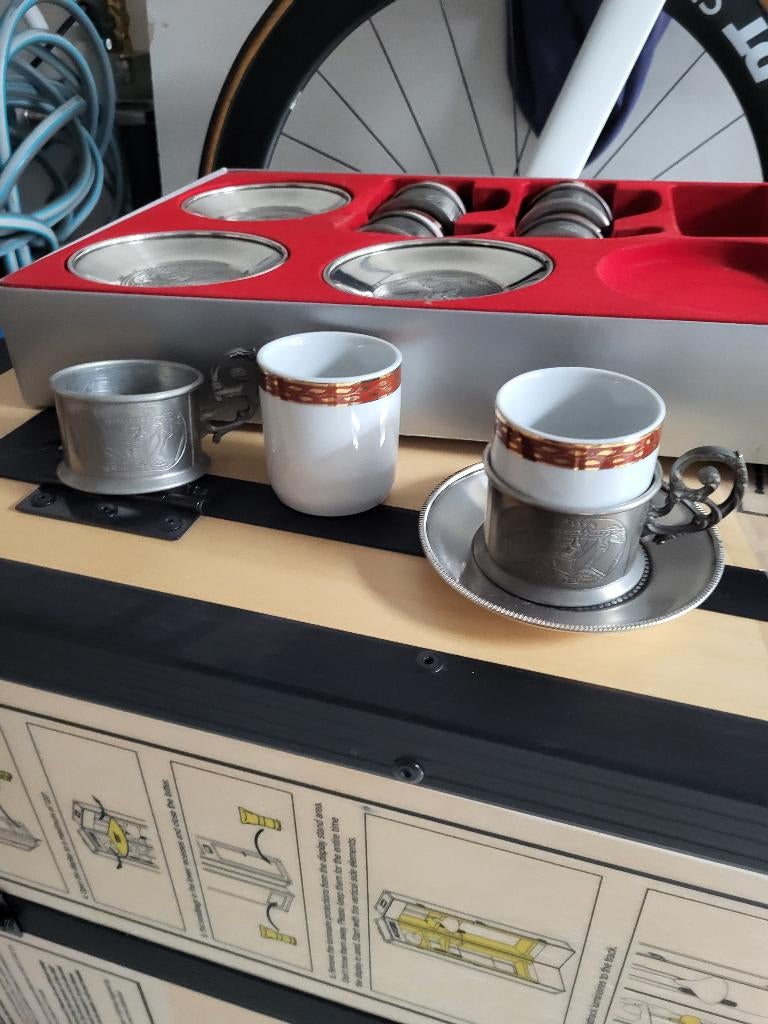 12 Tasses en porcelaine Monopoli 48, Enlèvement