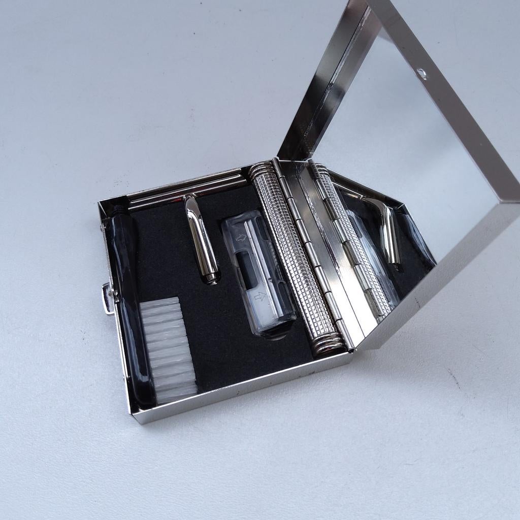 Reissetje voor heren in handig doosje., Ophalen of Verzenden