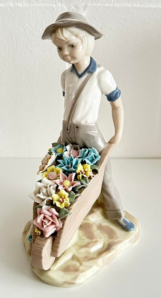 Beeldje porcelein jongetje met bloemenkruiwagen, Antiek en Kunst, Antiek | Porselein, Ophalen of Verzenden