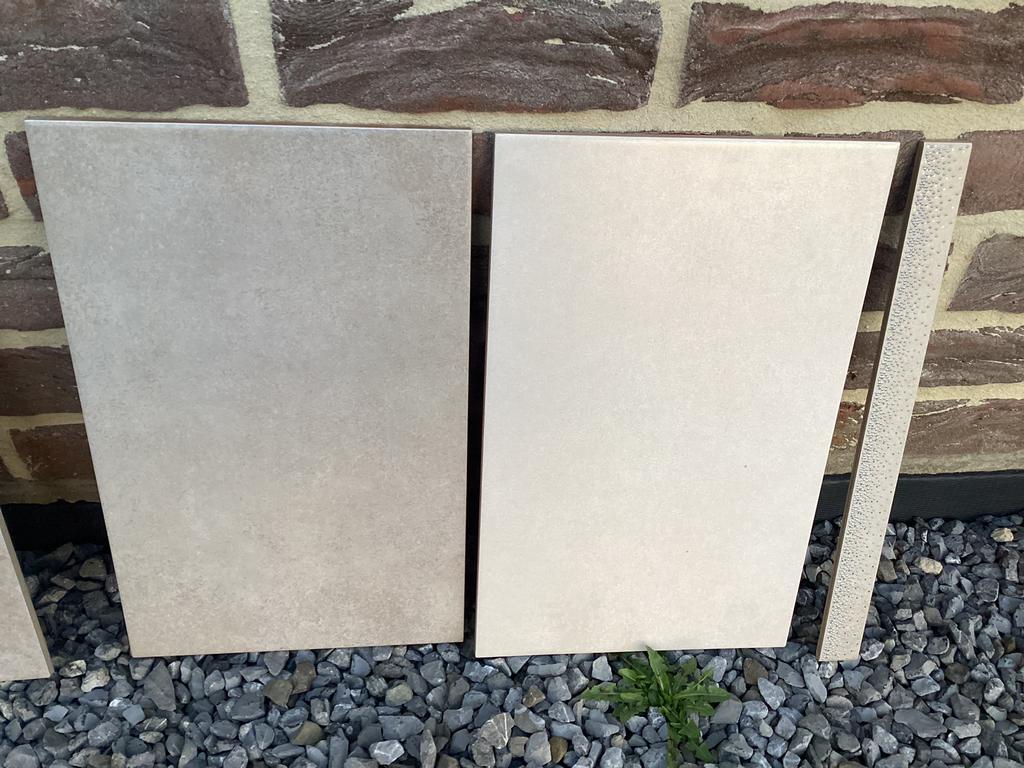 Carrelage murale pour salle de bain avec frise, Bricolage & Construction, 20 à 40 cm, Céramique, Enlèvement, 20 à 40 cm