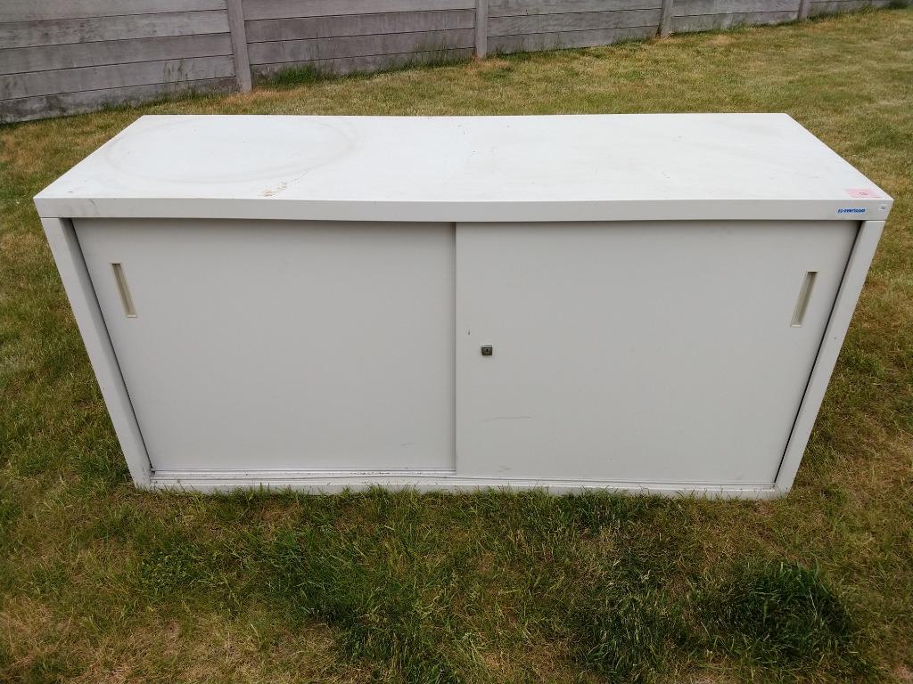 Halfhoge lichtgrijze kast met 2 schuifdeuren, Ophalen