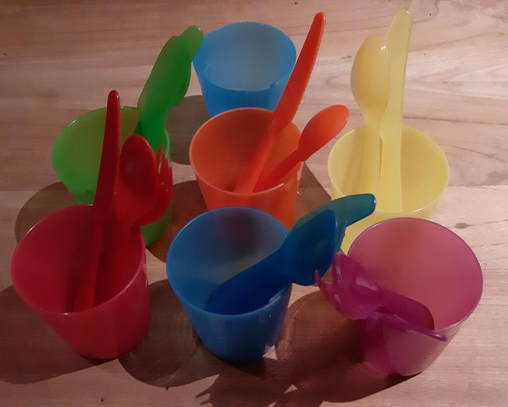Set kleurige bekers en bestek (lepel en mes), Ophalen of Verzenden, Zo goed als nieuw, Overige typen