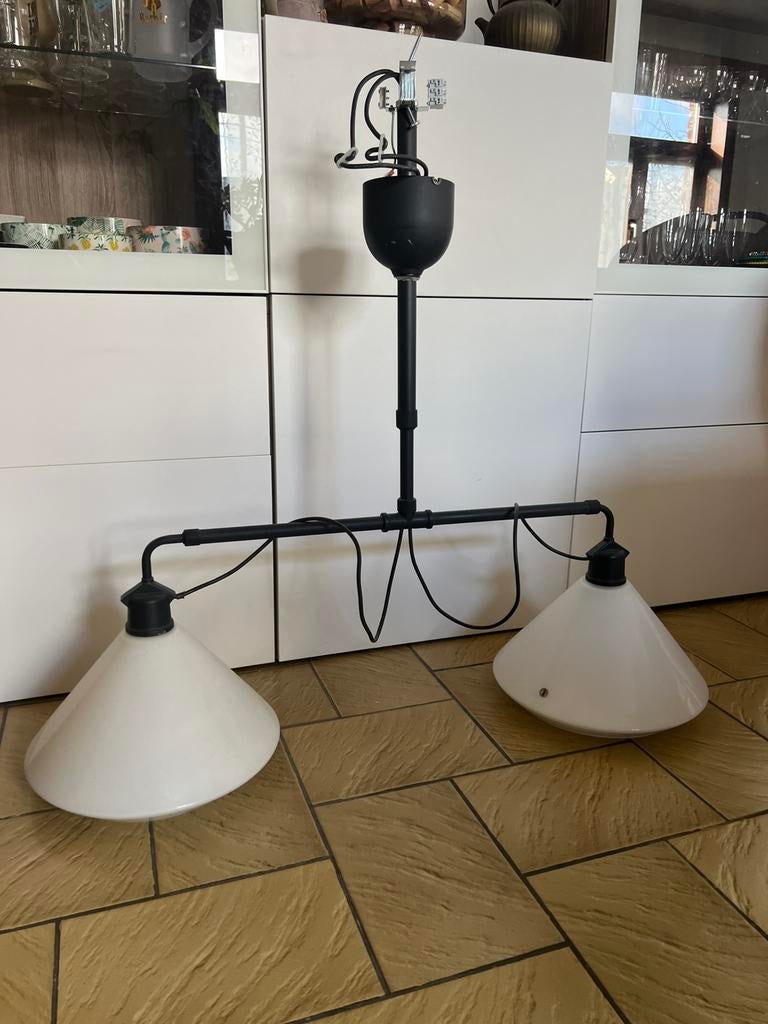 Suspension double noire avec abat-jours en verre blanc, Maison & Meubles, Lampes | Suspensions, Utilisé, 50 à 75 cm, Verre, Enlèvement
