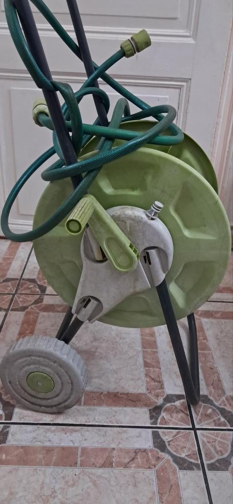 Enrouleur/Dévidoir avec tuyau en très bon état, Jardin & Terrasse, Enlèvement, Comme neuf, Dévidoir