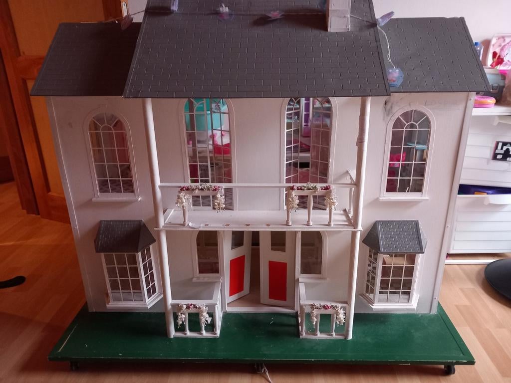 Poppenhuis in hout, Enlèvement, Utilisé, Maison de poupées