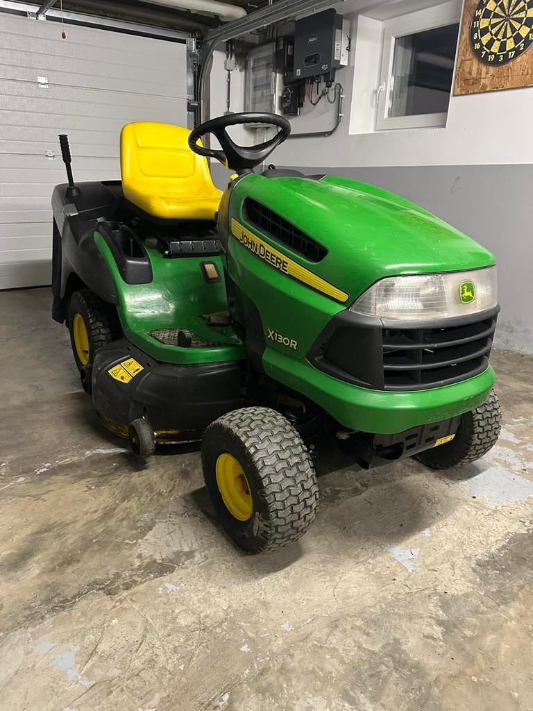 Tracteur tondeuse John Deere X130R hydrostatique, Enlèvement, Comme neuf, Bac de ramassage